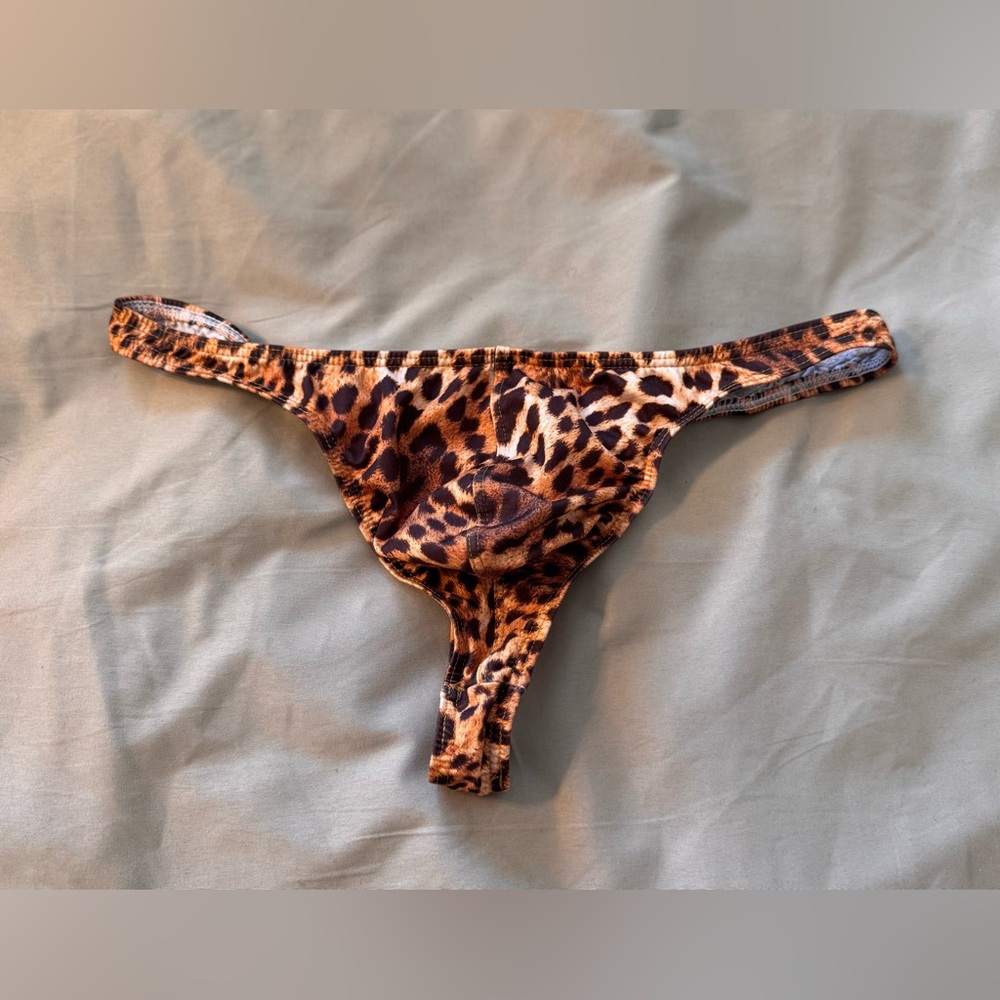 Men’s leopard thong
